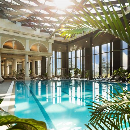 Kings' Valley Medical & Spa Hotel Kazanlŭk Exteriér fotografie The swimming pool at the InterContinental