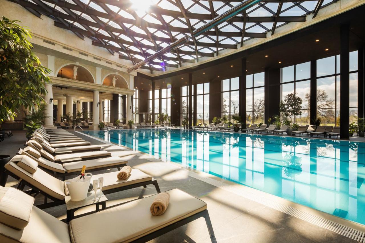Kings' Valley Medical & Spa Hotel Kazanlŭk Exteriér fotografie The pool at the spa