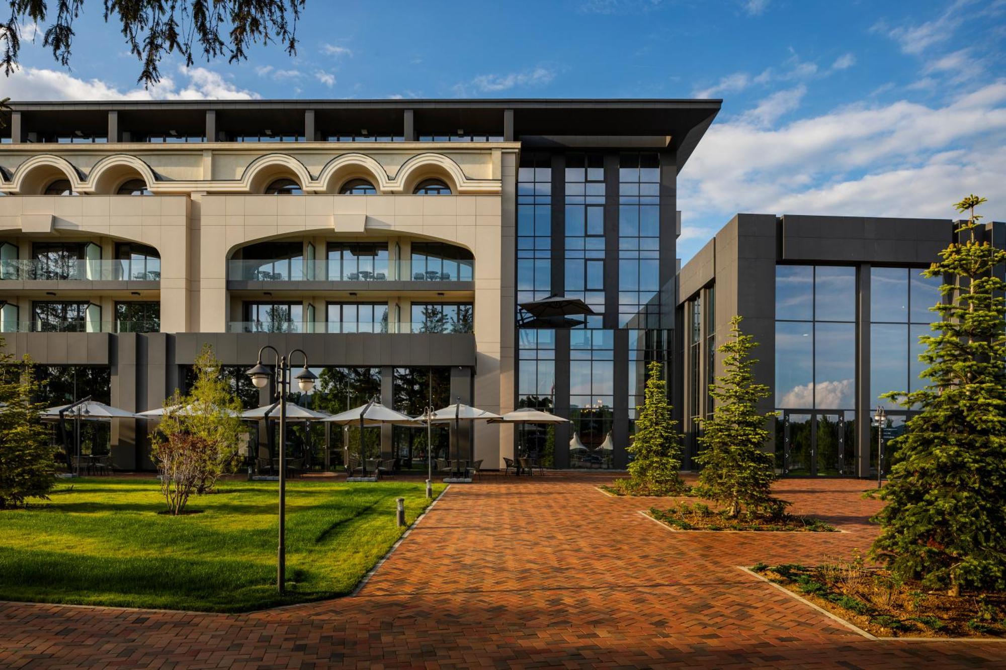 Kings' Valley Medical & Spa Hotel Kazanlŭk Exteriér fotografie The main building of the university
