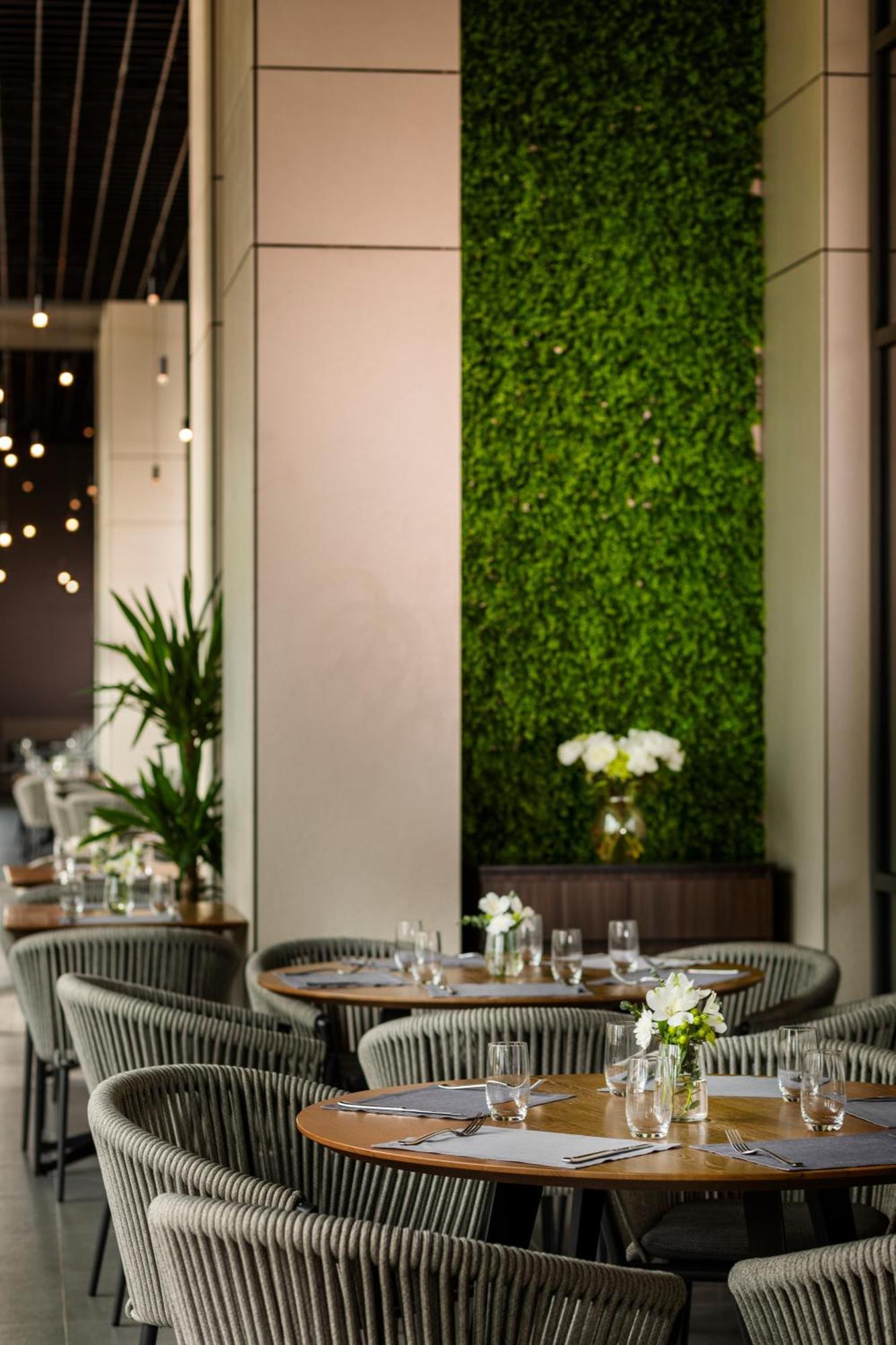 Kings' Valley Medical & Spa Hotel Kazanlŭk Exteriér fotografie Living wall in a restaurant