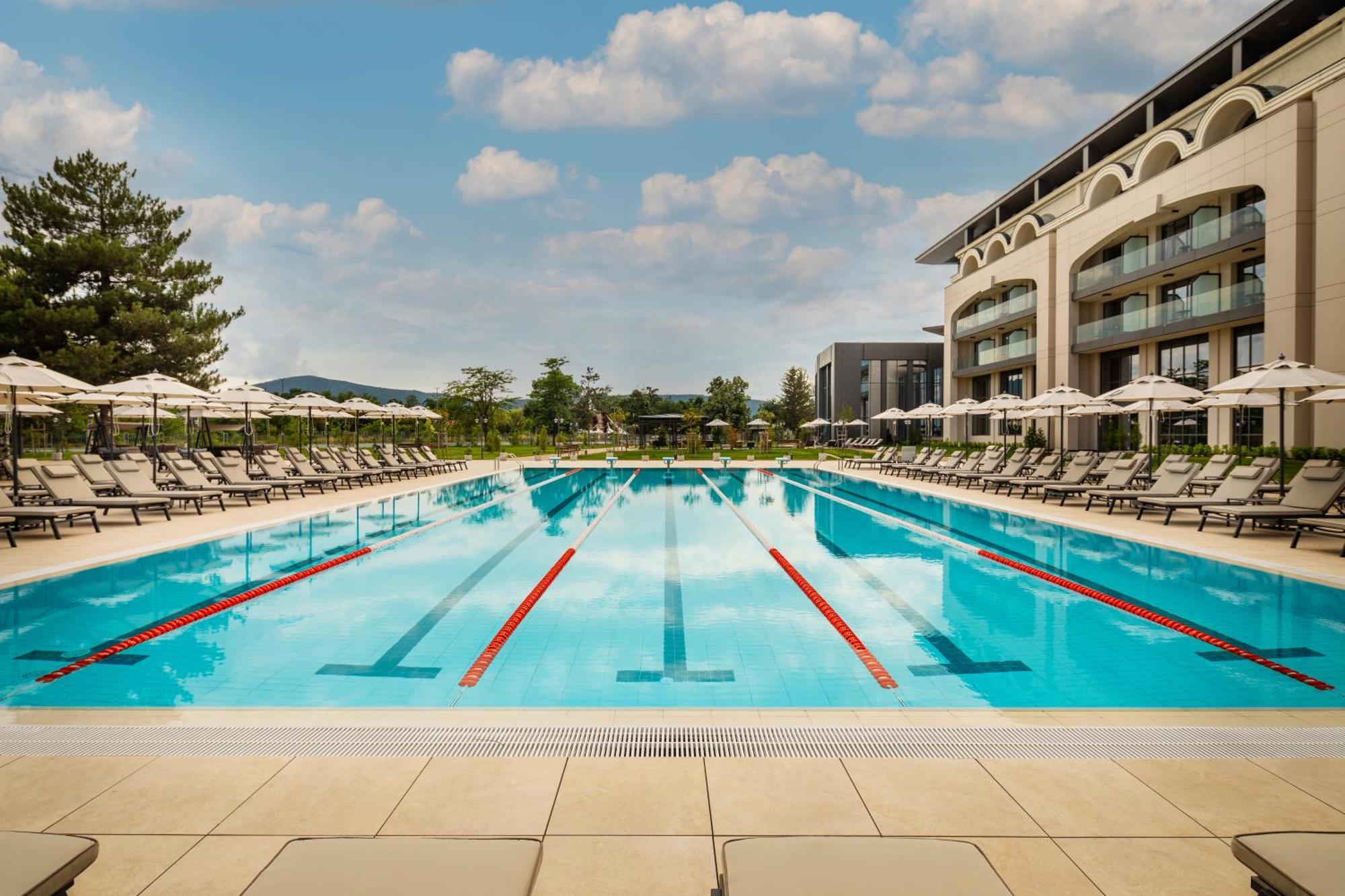 Kings' Valley Medical & Spa Hotel Kazanlŭk Exteriér fotografie The swimming pool at the hotel