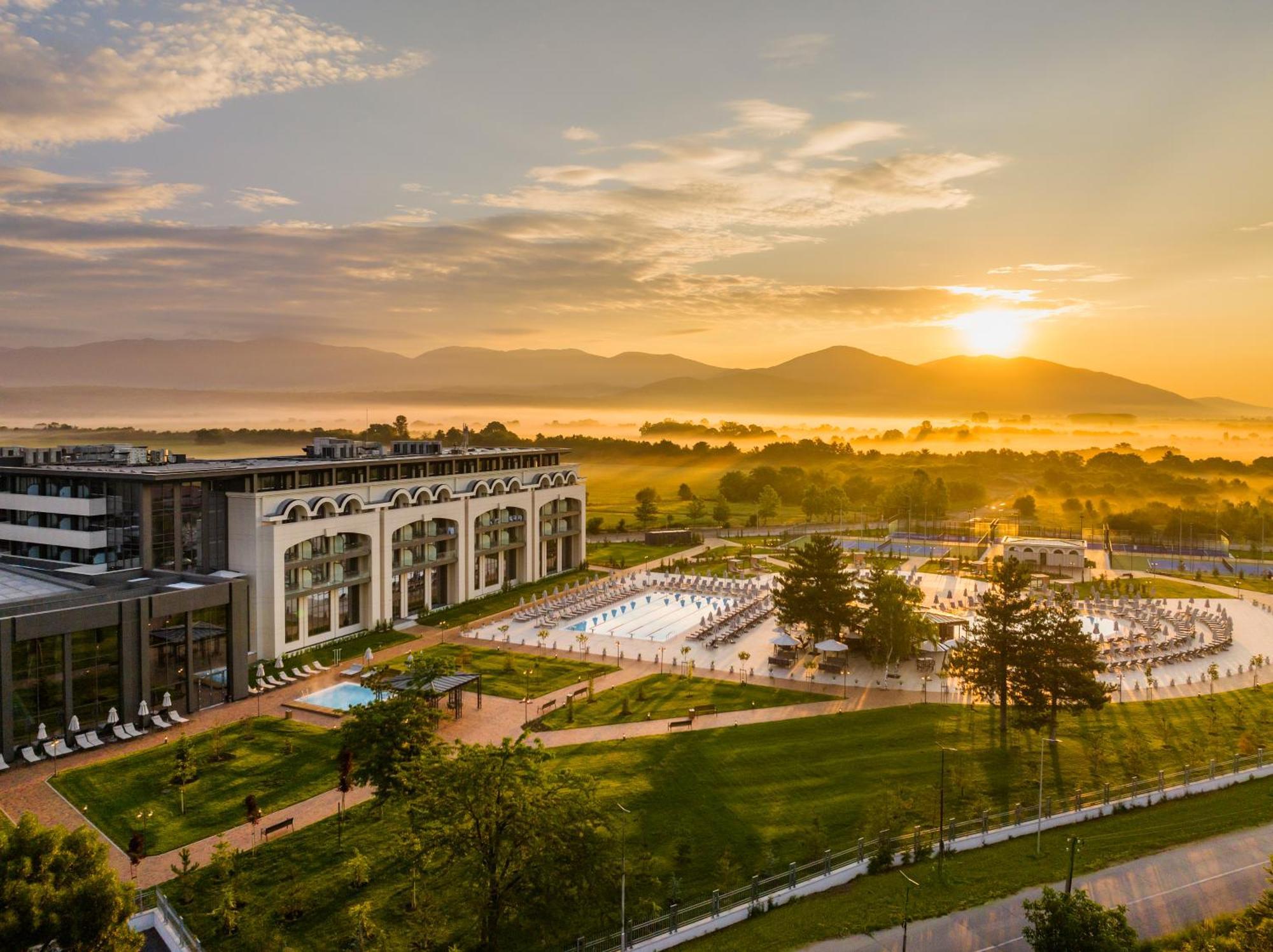Kings' Valley Medical & Spa Hotel Kazanlŭk Exteriér fotografie Sunset at the hotel