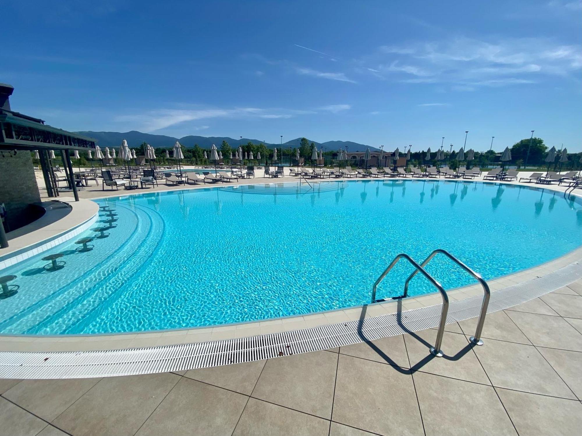 Kings' Valley Medical & Spa Hotel Kazanlŭk Exteriér fotografie The swimming pool at the complex